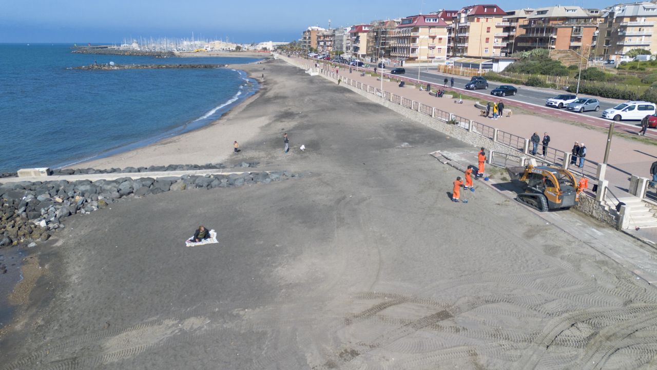 Ostia, al via la vagliatura delle spiagge: forme e colori dall''alto